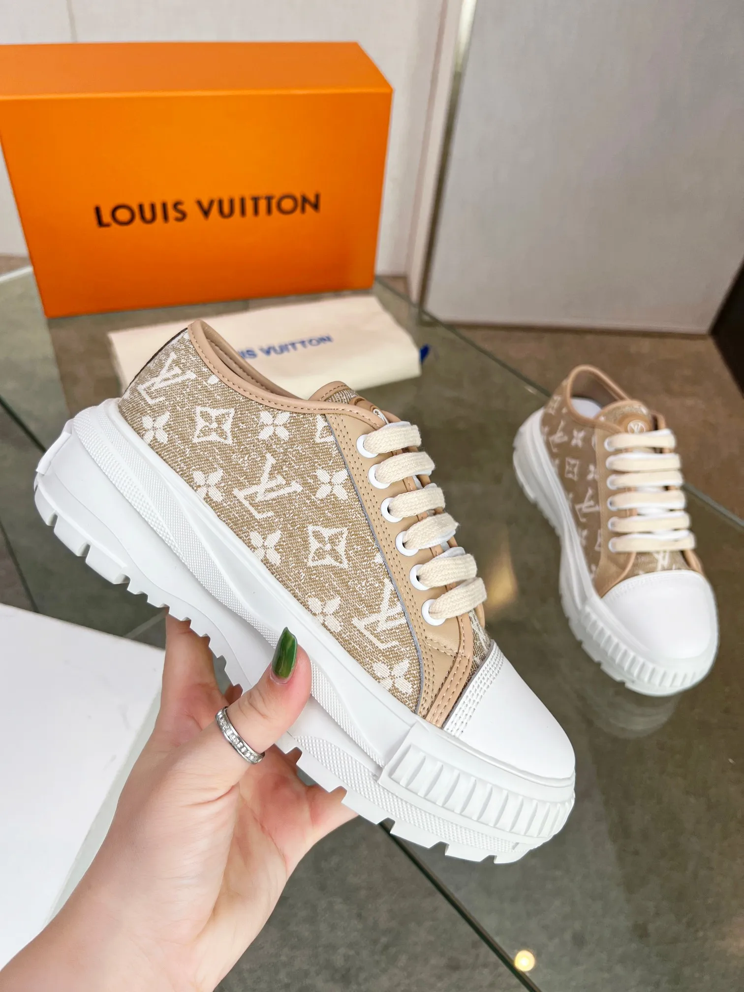 👟👟Ex-factory price 440👟👟 This LV Squad sneaker is made of Monogram denim to stretch out the midsummer comfort. The same color leather outlines the edges, the rubber LV Circle logo embellishes the tongue, and the thick yet lightweight rubber outsole upgrades the comfort again. Yardage: 35-41.